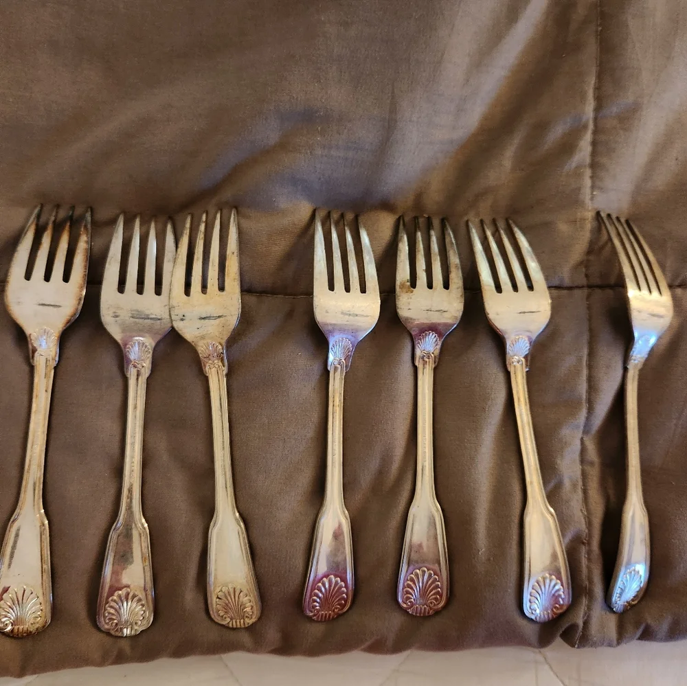 Antique 43 piece International E.P Korea shell pattern silverware set. - Picture 3 of 16